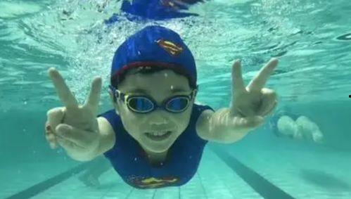 小孩学游泳视频