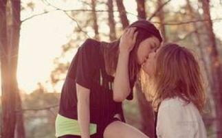 百合吻戏视频,甜蜜吻戏瞬间，浪漫氛围弥漫