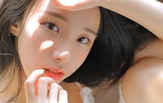 老板强吻员工视频,职场禁忌还是情感失控？