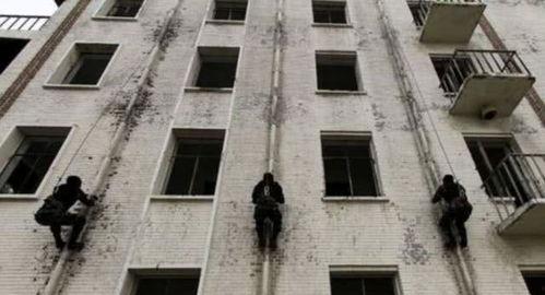 特种兵爬楼视频,特种兵高空攀爬，展现英勇无畏风采